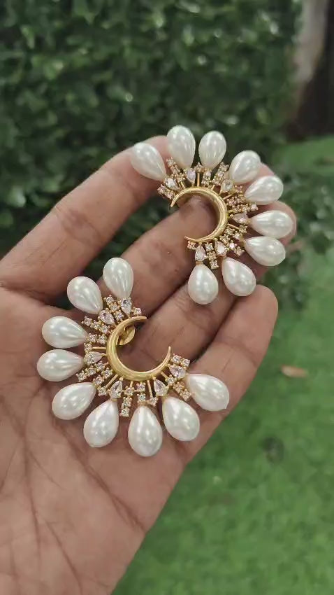 Vivoria Pearl Earrings