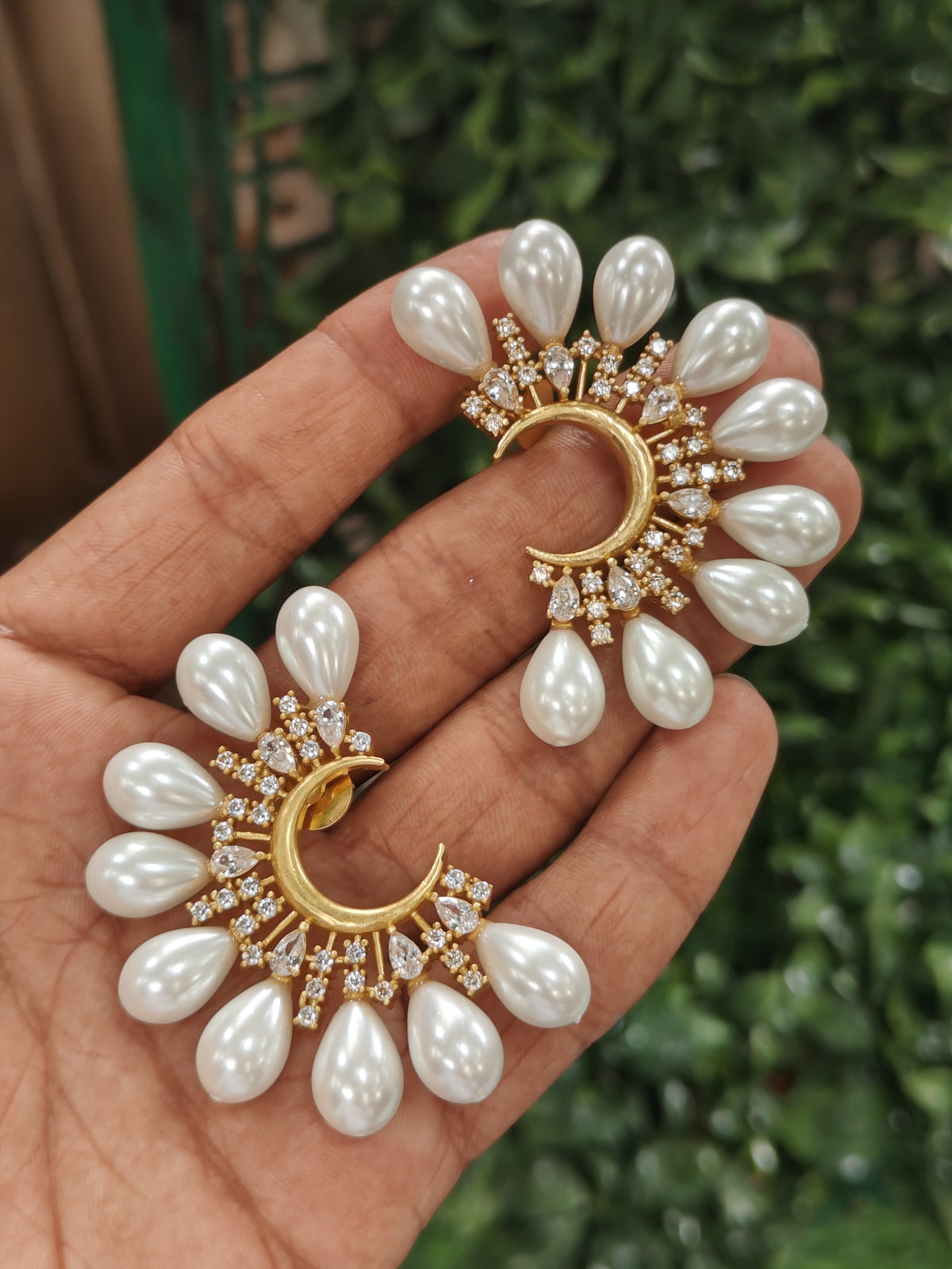 Vivoria Pearl Earrings